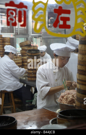 Köche in einer Garküche im Yu Garten, Shanghai, China Stockfoto