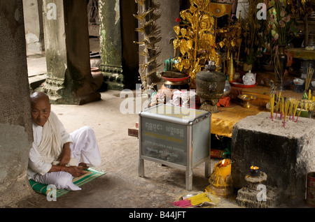 Buddhistische Nonne am Angkor Wat, Kambodscha Stockfoto