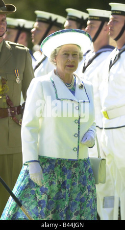 Queen Elizabeth II besuchen nach Australien März 2000 prüft die Königin eine Ehrenwache am Government House in Canberra Stockfoto