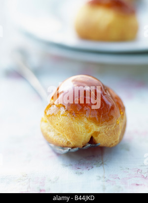 Karamell Creme Chou-Brötchen Stockfoto