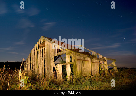 Alten verfallenen hölzernen Scheune fotografiert nachts während einer Langzeitbelichtung in der Norfolk-Landschaft Stockfoto