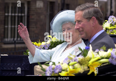 Die Königin-Mutter feiert ihren 100. Geburtstag August 2000 ihr Tag begann, indem man den Gruß außerhalb ihrer Londoner Residenz Stockfoto