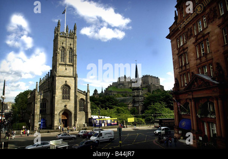 Edinburgh Castle vom Caledonian Hotel West End und der St Johns Kirche August 2001 gesehen Stockfoto