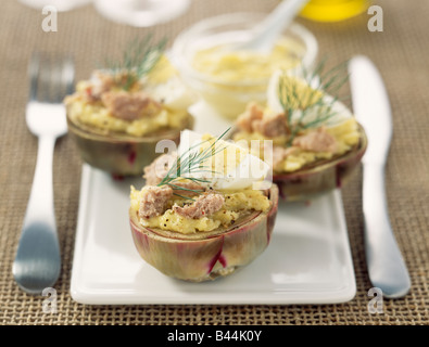 Artischockenherzen in Knoblauch-mayonnaise Stockfoto