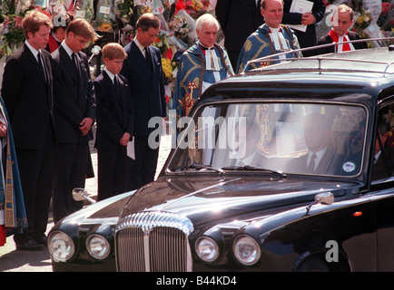 Begräbnis von Prinzessin Diana 6. September 1997 Prinz Charles Prince William Prince Harry und Herrn Althorp beugen ihre Häupter Stockfoto