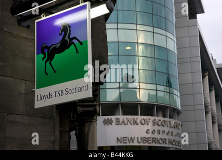 Melden Sie für Lloyds TSB Group mit Bank of Scotland Corporate Gebäude im Hintergrund, Edinburgh, Scotland, UK, Europa Stockfoto