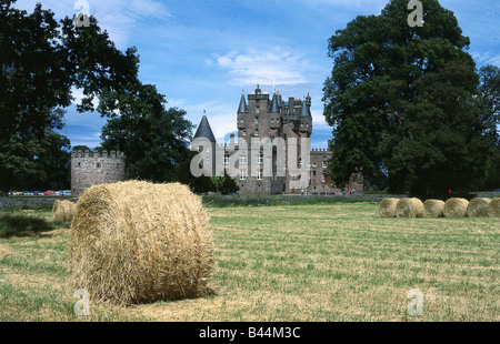 Heuernte auf Glamis Castle Fife Schottland Juli 1984 Heu Bails im Feld Stockfoto