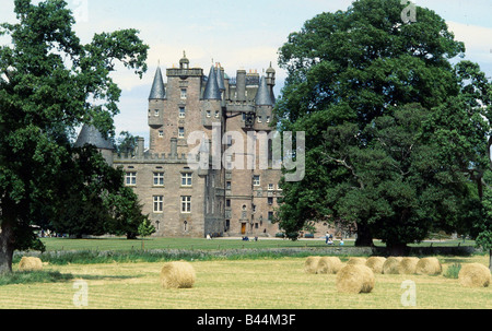 Heuernte auf Glamis Castle Fife Schottland Juli 1984 Heu Bails im Feld Stockfoto