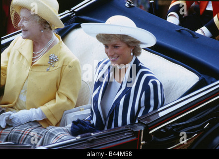 Prinzessin Diana Princess of Wales Juni 1987 sitzt in einem Bus auf dem Ascot Racecourse mit der Königin-Mutter, gelb trägt Stockfoto