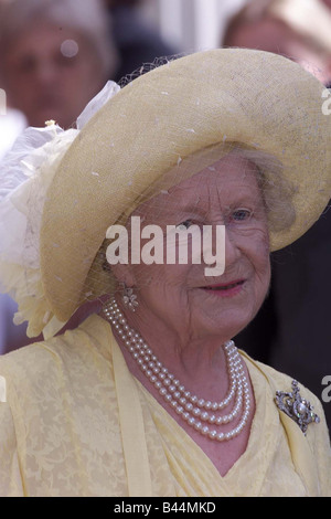 Die Königin-Mutter feiert ihren 99. Geburtstag im August 1999 Großbritannien s Königin Elizabeth die Königin-Mutter-Wellen, um gut Gratulanten Stockfoto