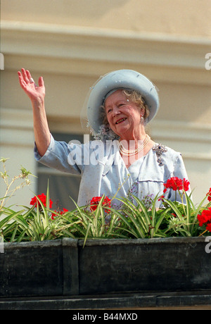 Königinmutter Geburtstage August 1990 an ihrem 90. Geburtstag außerhalb Clarence House Stockfoto