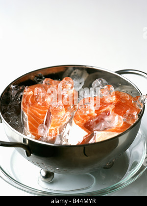 roher Lachs Steaks im Eis Stockfoto