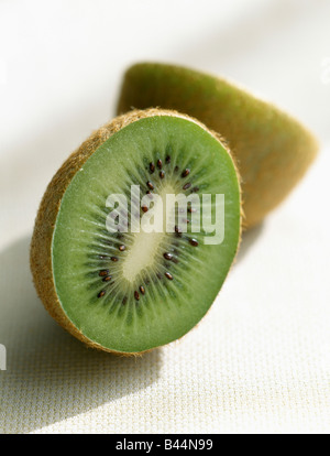 Kiwi in zwei Hälften geschnitten Stockfoto