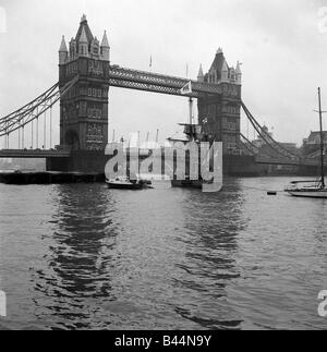 Segeln Schiff Nonsuch an der Tower Bridge April 1969 Stockfoto