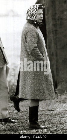 Königin Elizabeth II stehen auf einem Bein aussehende albern tragen Gummistiefel Juni 1980 der 1980er Jahre Stockfoto