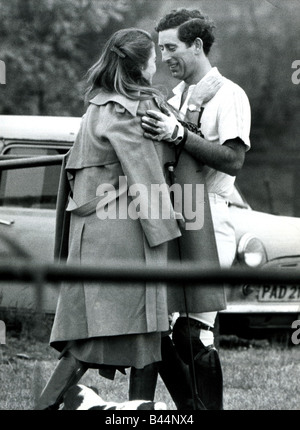 Prinz Charles mit Mädchen in Windsor Polo Prince Charles Freundinnen umarmen 1979 1970s Stockfoto