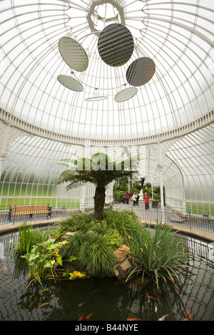 UK Schottland Glasgow Botanic Garden Kibble Palace Gewächshaus Teich im Eingangsbereich Stockfoto