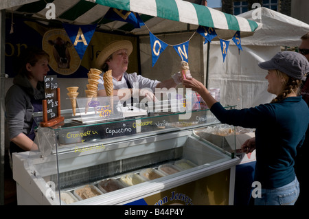 Junge Frau kaufen Eis bei Aberystwyth Farmers Market und Essen Messe Wales UK Stockfoto