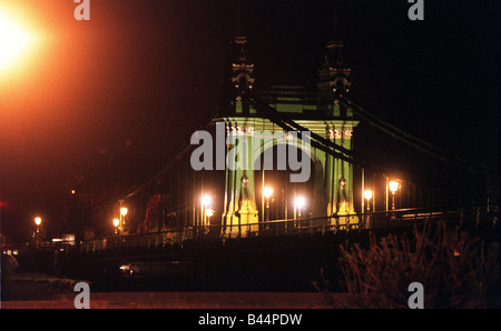 Hammersmith Bridge ist eine der Brücken über den Fluss Themse Stockfoto