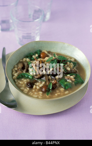 Graupen Suppe mit Pilzen, frischem Spinat und Majoran Stockfoto