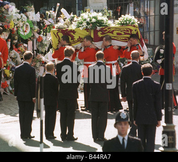 Prinzessin Diana Funeral 6. September 1997 trugen den Sarg von Diana Princess of Wales von Pall Träger Partei des walisischen Gardisten Stockfoto