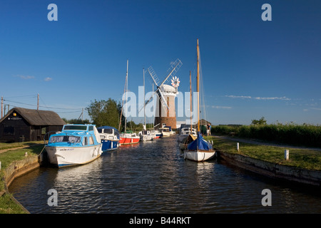 Horsey Mühle & Staithe an einem Sommertag des Abends auf den Norfolk Broads Stockfoto