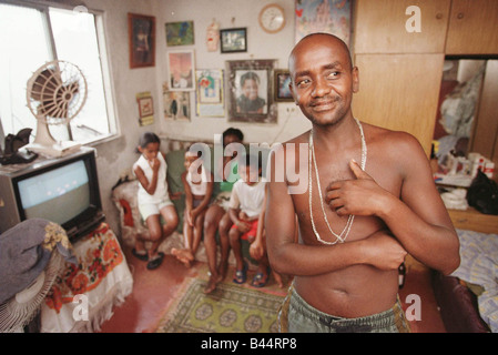 Armut-Rio De Janeiro-Brasilien JAN 2000 Ricardo Da Conceicao und Familie, die alle in einer Einzimmerwohnung Slum Wohnung Leben Stockfoto