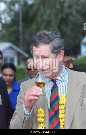 Prinz Charles Guyana Februar 2000 Besuch Demerara Rum Distillery um verschiedenen Rumsorten schmeckt und seht, wie sie gemacht werden Stockfoto