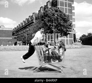 Erlaubnis muss werden gewonnen aus MIRRORPIX vor Gebrauch innerstädtische Wohnsiedlung Hackney London Juni 2002 Kinder von einer Grundschule auf einem berüchtigten Anwesen in Hackney North London viele Kinder leiden unter extremen Verhaltensweisen und soziale Problemen sind die Kinder von Heroinabhängigen Riss einige haben auch Väter und Bruder s, die Bande Mitglied s und auch im Gefängnis des Schule Teil einer heruntergekommenen Anwesen hat mit dem Crack und Heroin Höhlen, die sich gegenüber dem Schuleingang befinden Stockfoto