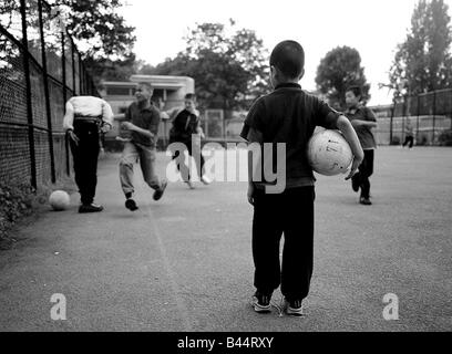 Erlaubnis muss werden gewonnen aus MIRRORPIX vor Gebrauch innerstädtische Wohnsiedlung Hackney London Juni 2002 Kinder von einer Grundschule auf einem berüchtigten Anwesen in Hackney North London viele Kinder leiden unter extremen Verhaltensweisen und soziale Problemen sind die Kinder von Heroinabhängigen Riss einige haben auch Väter und Bruder s, die Bande Mitglied s und auch im Gefängnis des Schule Teil einer heruntergekommenen Anwesen hat mit dem Crack und Heroin Höhlen, die sich gegenüber dem Schuleingang befinden Stockfoto