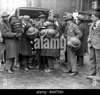 Generalstreik Szene Mai 1926 Polizeibeamter erhält ihre Helme Stockfoto