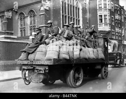 Generalstreik Szene Mai 1926 Lebensmittel LKW mit Soldaten ein Board auf Wache London 1926 Stockfoto