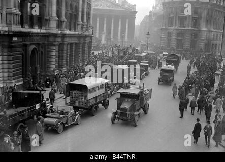 Generalstreik Szene Mai 1926 Szenen an der Bank London als Soldaten Reiten Schuss Pistole Stockfoto