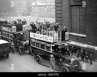 Generalstreik Szene Mai 1926 Ende des Generalstreiks Szenen Polizei spezielle Polizisten jubeln Ende Nachrichten Busse Streik Stockfoto