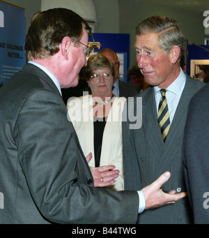 Prinz Charles Besuche Christuskirche In Belfast September 2003 David Trimble trifft Prinz Charles Stockfoto