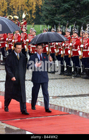 Großbritannien s Prinz Charles kommt in Bulgarien und inspiziert die Guard of Honour mit der bulgarische Präsident Petar Stoyanov Stockfoto