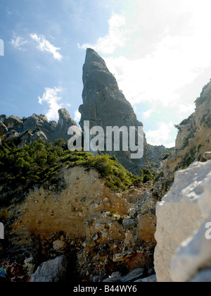 Einem mächtigen Kalkfelsen an der Ostküste Sardiniens am Golfo di Orosei Stockfoto