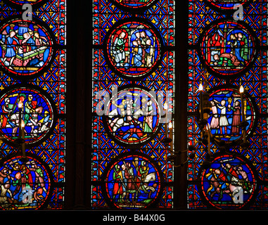 Innenraum der Sainte-Chapelle zeigt Details der mittelalterlichen Glasfenster Platten Paris Frankreich Europa EU Stockfoto