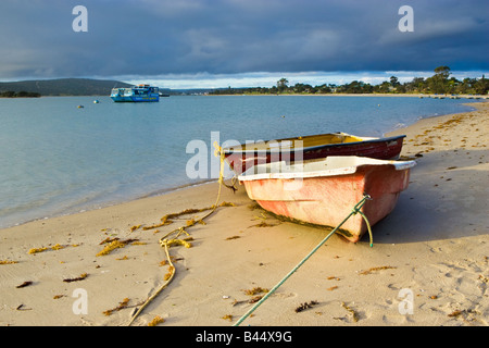 Zwei Boote am Ufer des Murchison River mit einem Kalbarri Vergnügen Boot in der Ferne. Kalbarri, Western Australia, Australia Stockfoto