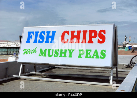 Fish &amp; Chips und Erbsenpüree unterzeichnen in Brighton Stockfoto