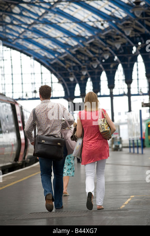 Paar zu Fuß entlang einer Bahn-Bahnsteig in Brighton, East Sussex, England. Stockfoto