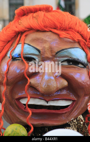 Straße Tänzerinnen mit einer Maske, darstellt die kubanische Sängerin Celia Cruz, outdoor, Tunja, Boyacá, Kolumbien, Südamerika Stockfoto