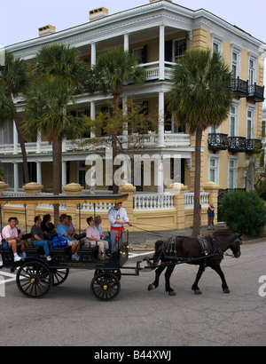 Eine Pferdekutsche Kutschenfahrt übergibt eine stattliche Herrenhaus entlang der historischen Akku in Charleston SC Charleston gegründet 1670 Stockfoto