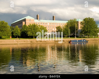 County Hall spiegelt sich in den Fluss Trent bei Trent Bridge, Nottingham, Nottinghamshire UK Stockfoto