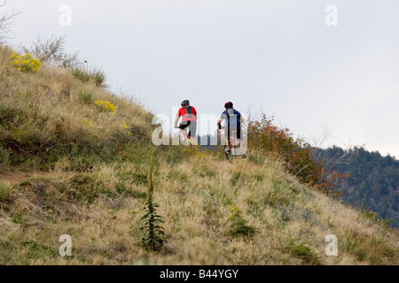 Mountainbiker fahren die robuste Spuren des weißen Ranch Park in der Nähe von Golden Colorado an einem warmen Herbst am frühen Nachmittag Stockfoto