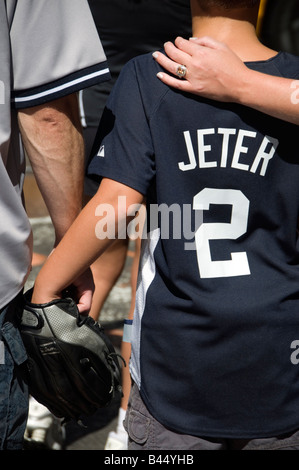 Junger Fan mit Jeter Jersey. Manhattan, New York Stockfoto