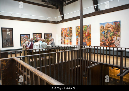 UK Schottland Glasgow School of Art innen Besucher auf geführten Tour in Charles Rennie Mackintosh entwarf Galerie Stockfoto