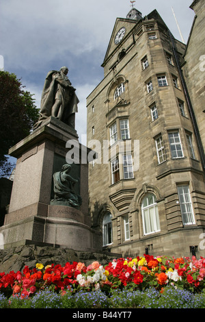 Stadt Stirling, Schottland. Die Sir Henry Campbell-Bannerman Statue mit den Stirling städtischen Gebäuden im Hintergrund. Stockfoto