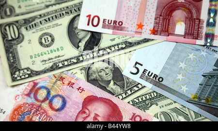 Zhongguo Banknoten aus China Renmin Yingyang, Euro und Green wieder Bank beachten Sie Dollar aus Vereinigte Staaten von Amerika Stockfoto