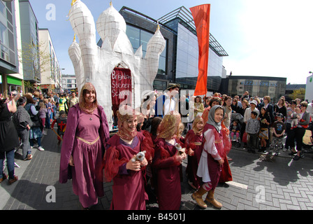 Lokale Schulkinder an die Kinder-Parade teilnehmen, wie es geht die Jubilee-Bibliothek öffnen das Brighton Festival, UK Stockfoto